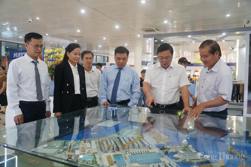 Các đại biểu tham quan gian hàng tại hội chợ