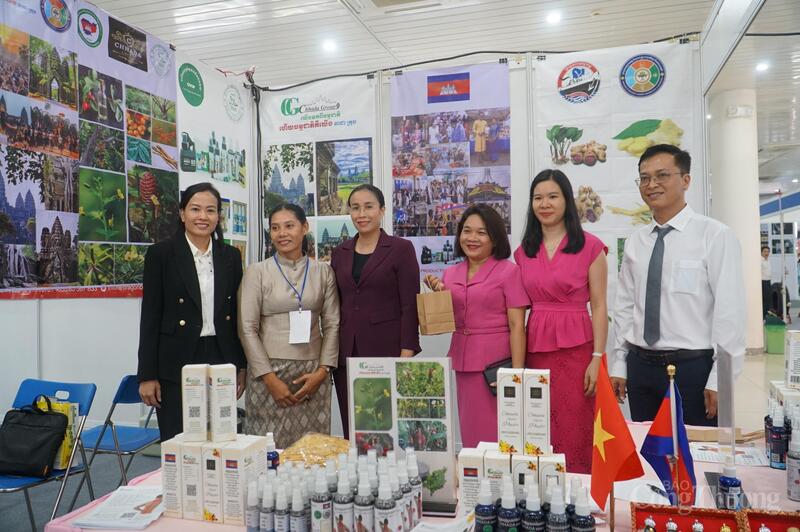 Phó Chủ tịch UBND TP. Đà Nẵng Nguyễn Thị Anh Thi tham quan gian hàng của doanh nghiệp Campuchia