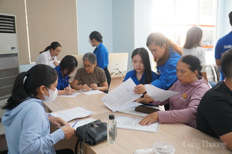 Lãnh đạo TP. Đà Nẵng yêu cầu, trước ngày 15/10, tất cả các sở phải cử cán bộ về hỗ trợ, hướng dẫn các xã, phường thực hiện thủ tục hành chính còn vướng mắc.