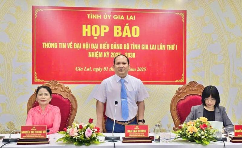 Ông Rah Lan Chung, Phó Bí thư Thường trực Tỉnh ủy, Chủ tịch HĐND tỉnh Gia Lai phát biểu tại buổi họp báo. Ảnh: Hoàng Phát