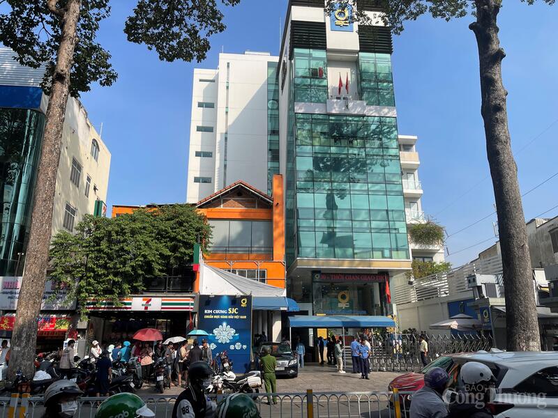 Ghi nhận của phóng viên Báo Công Thương sáng ngày 01/10, tại Công ty TNHH MTV Vàng bạc đá quý Sài gòn (SJC) trên đường Nguyễn Thị Minh Khai (phường Bàn Cờ, TP. Hồ Chí Minh), nhiều người chờ đến lượt mua vàng.