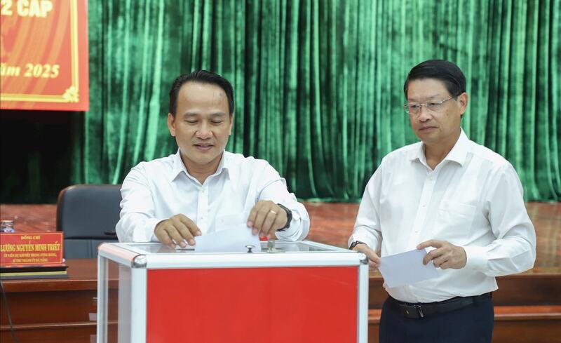 Lãnh đạo TP. Đà Nẵng ủng hộ, chia sẻ khó khăn với đồng bào các địa phương miền Trung thiệt hại nặng nề do bão số 10. Ảnh: Bình An.