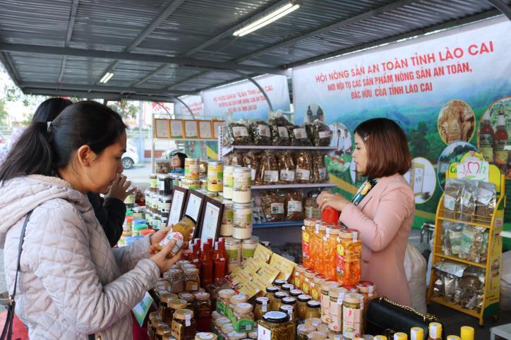 Thúc đẩy liên kết, quảng bá hàng hóa sẽ tạo thị trường bền vững cho hàng hóa, nông sản vùng cao. Ảnh minh họa