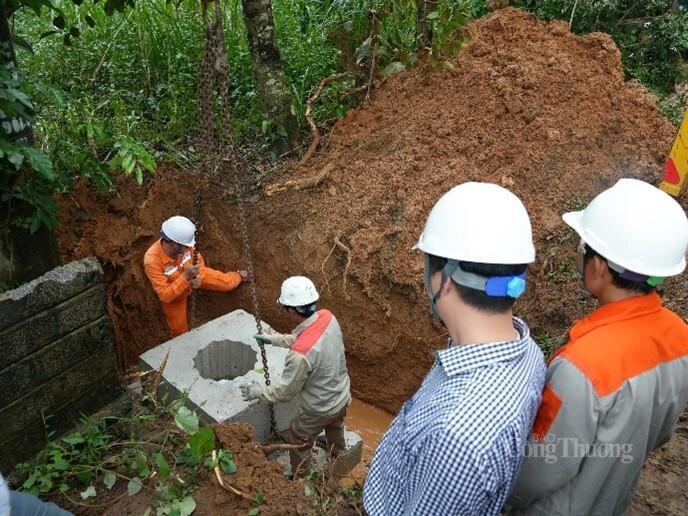 Lãnh đạo PC Thanh Hóa kiểm tra công tác khắc phục thiệt hại tại địa bàn thôn 11, xã Thọ Lập, tỉnh Thanh Hóa.