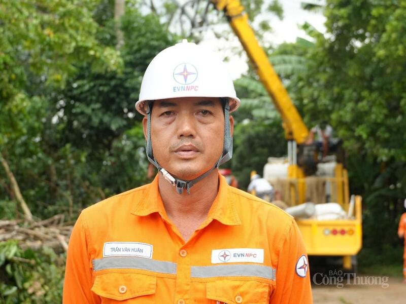 Anh Trần Văn Huân – công nhân Đội QLĐL khu vực Thọ Xuân.