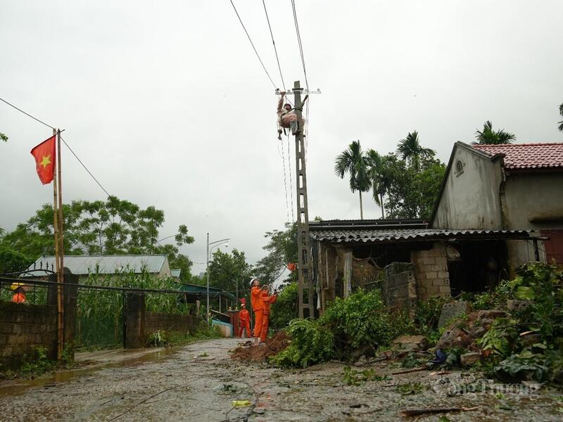 Ngành điện nỗ lực khắc phục hậu quả bão số 10.