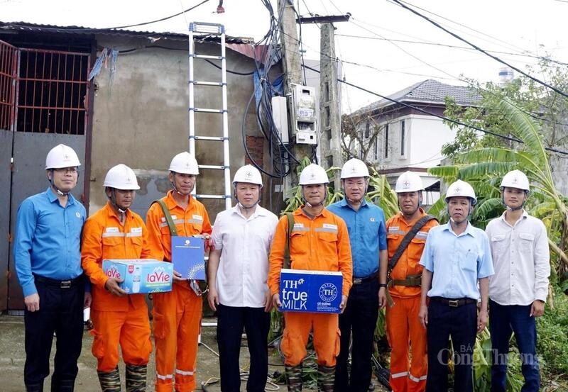 Đoàn công tác Tổng công ty Điện lực miền Bắc thăm hỏi, động viên lực lượng CBCNV Đội QLĐL khu vực Hoằng Hóa đang khắc phục thiệt hại do bão số 10 gây ra.
