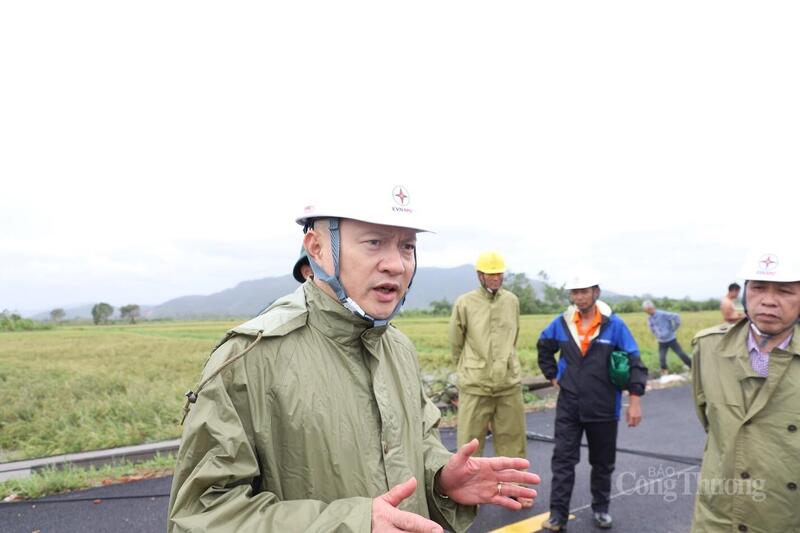 Ông Hoàng Hải - Giám đốc PC Thanh Hóa - trực tiếp kiểm tra hiện trường công tác ứng phó, khắc phục thiệt hại do bão số 10 gây ra.