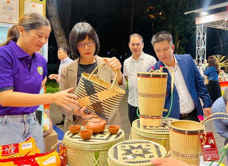 Các sản phẩm đan lát của người dân địa phương được giới thiệu tại triển lãm. Ảnh: Hiền Mai
