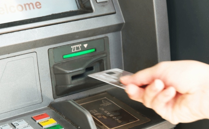 Bị nuốt thẻ tại cây ATM khác ngân hàng: Cách xử lý nhanh và an toàn