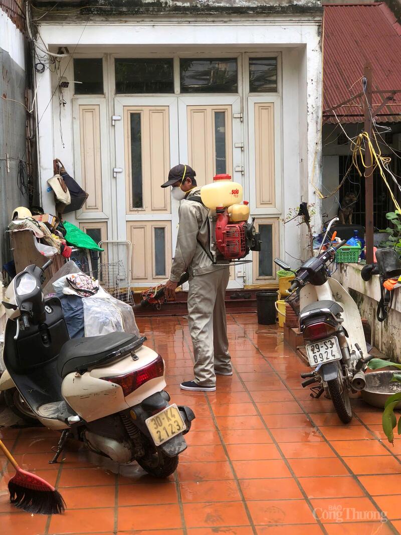 Lực lượng y tế phường Tây Hồ phun khử khuẩn chiều 1/10.
