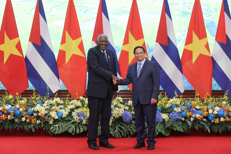 Thủ tướng Chính phủ Phạm Minh Chính và Chủ tịch Quốc hội Cuba Esteban Lazo Hernandez. Ảnh: VGP/Nhật Bắc