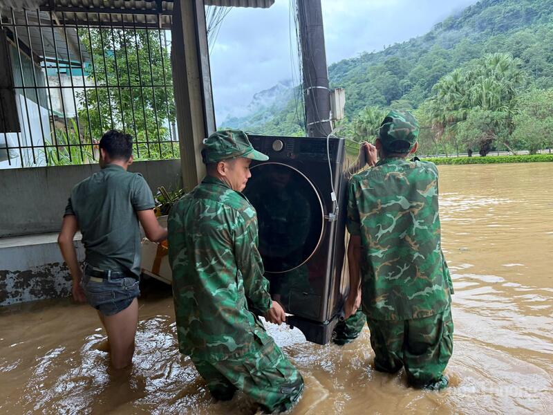 Bộ đội Biên phòng giúp dân vận chuyển tài sản.