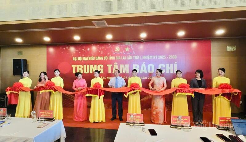 Các đại biểu cắt băng khai trương Trung tâm báo chí phục vụ Đại hội đại biểu Đảng bộ tỉnh Gia Lai lần thứ I, nhiệm kỳ 2025 - 2030. Ảnh: Hoàng Phát