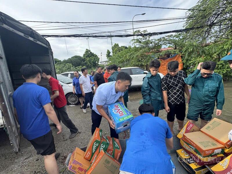 Nhu yếu phẩm được thuyền tôn đưa vào cho người dân ở khu vực ngập tại phường Từ Liêm.