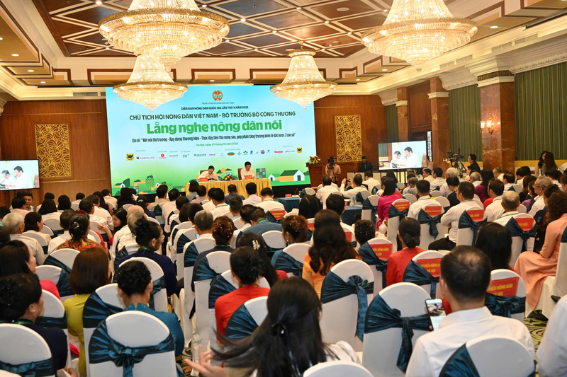 Bộ trưởng Bộ Công Thương Nguyễn Hồng Diên đồng chủ trì Diễn đàn Lắng nghe nông dân nói với chủ đề “Kết nối thị trường - Xây dựng thương hiệu - Thúc đẩy tiêu thụ nông sản, góp phần tăng trưởng kinh tế đất nước đạt mức 2 con số”
