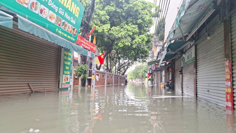 Một số khu vực của TP. Hà Nội vẫn còn bị ngập sâu.