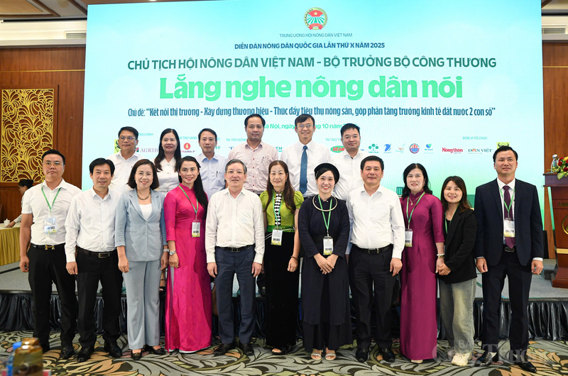 Bộ trưởng Bộ Công Thương Nguyễn Hồng Diên và các đại biểu.