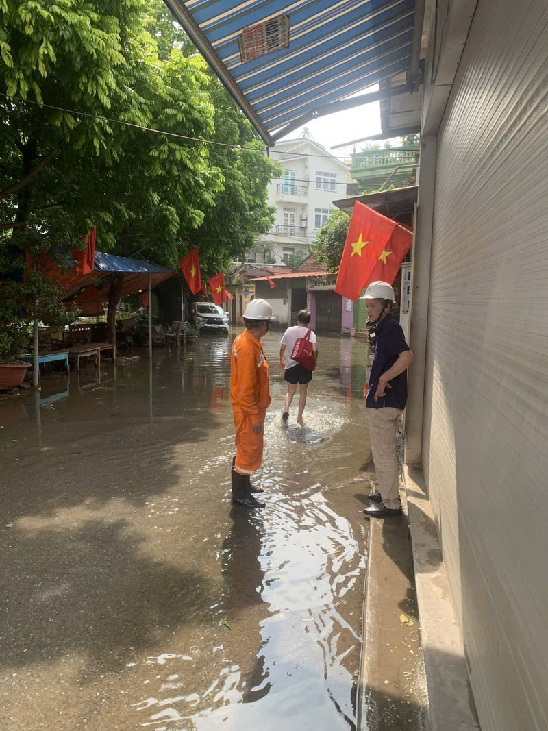 Cán bộ EVNHANOI xuống các khu vực bị ngập nước kiểm tra việc cấp điện.