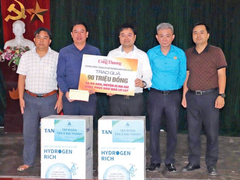 Đoàn công tác Báo Công Thương đến huyện Bắc Hà - Lào Cai thăm hỏi, động viên, hỗ trợ, chia sẻ với các gia đình, đồng bào bị thiệt hại do bão số 3 (Yagi) gây ra năm 2024. Ảnh: Thái Mạnh