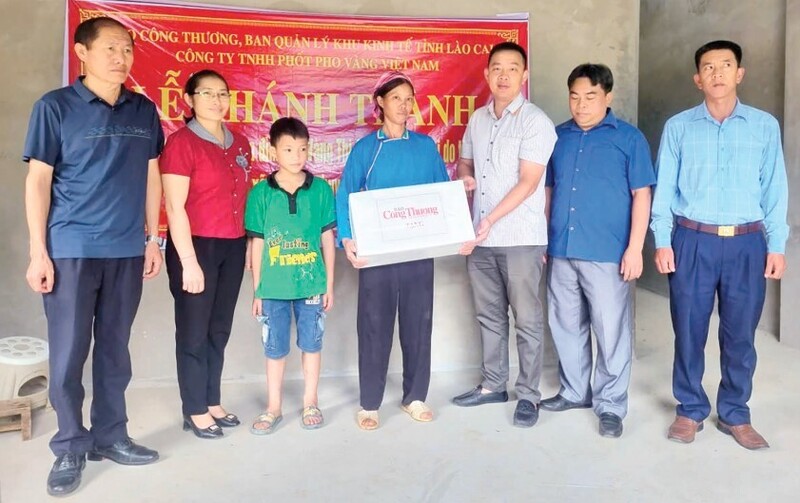Báo Công Thương khánh thành và trao nhà tình nghĩa tặng bà Vàng Thị Chỉm