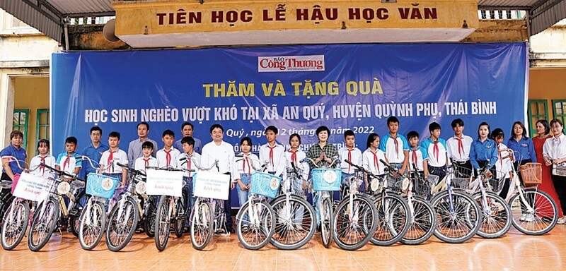 Trao xe đạp tặng học sinh nghèo vượt khó tại Thái Bình (năm 2022)