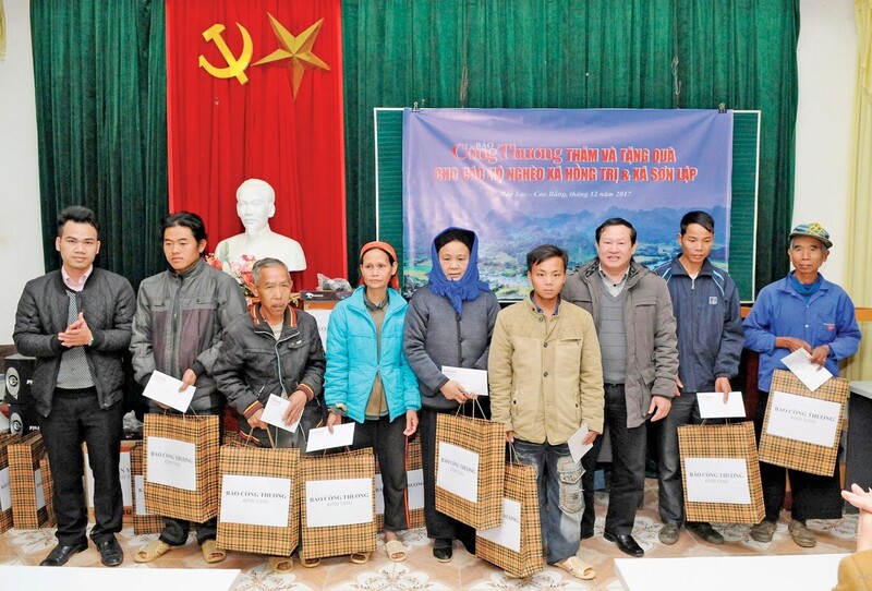 Trao quà tại Cao Bằng