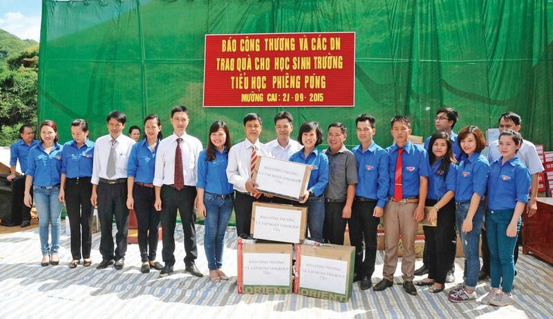 Báo Công Thương và các doanh nghiệp trao quà cho học sinh Trường Tiểu học Phiêng Púng (năm 2015)
