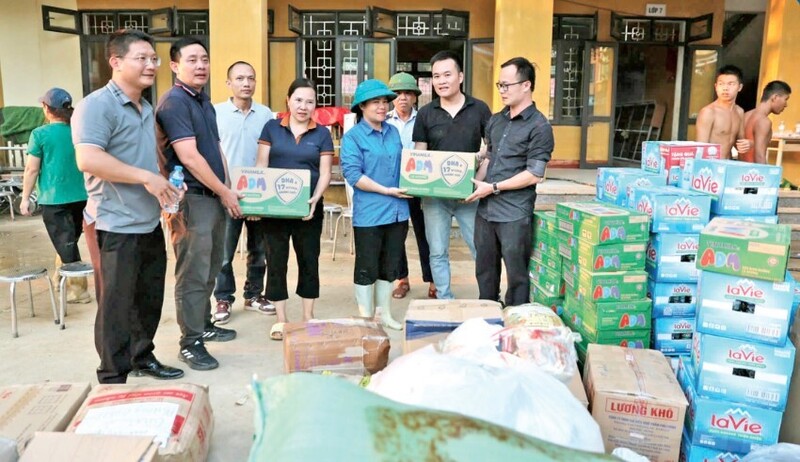 Đoàn công tác của Báo Công Thương đến với bà con vùng lũ Lào Cai