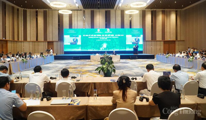 Các đại biểu tham dự Hội nghị Kết nối giao thương, xúc tiến xuất khẩu Đà Nẵng 2025.