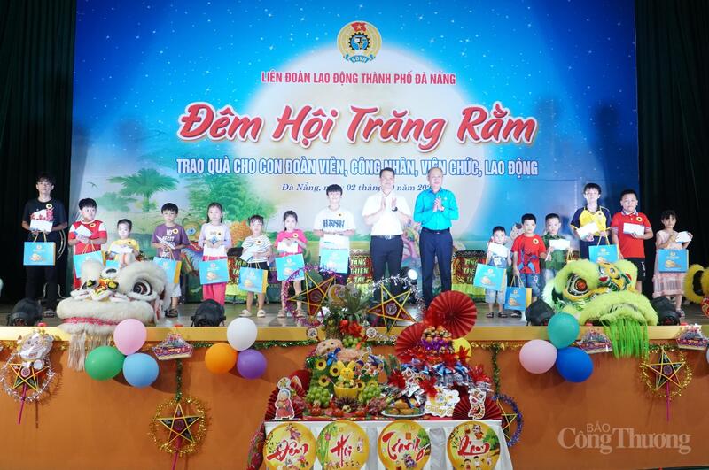 Liên đoàn lao động TP. Đà Nẵng tặng 3.200 suất quà cho trẻ em là con đoàn viên, người lao động có hoàn cảnh khó khăn trên địa bàn thành phố.