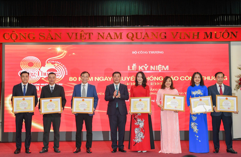 Bộ trưởng Nguyễn Hồng Diên trao tặng bằng khen của Bộ Công Thương cho các tập thể của Báo Công Thương.