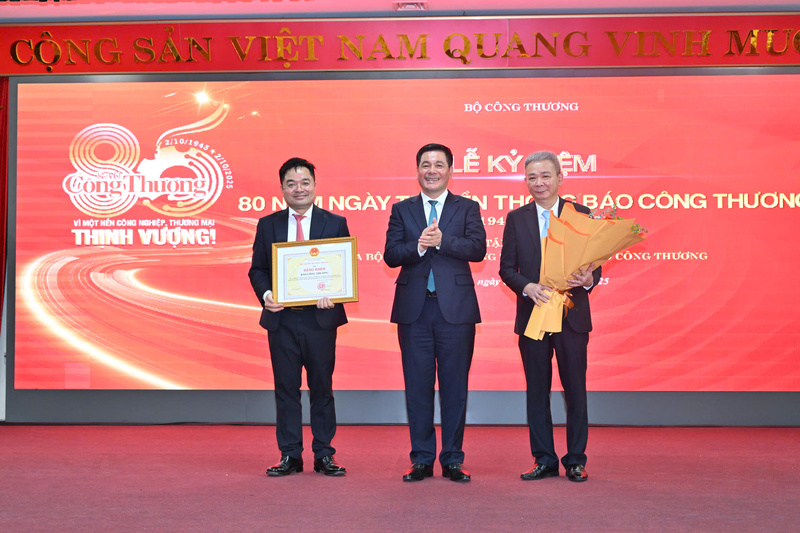 Bộ trưởng Nguyễn Hồng Diên trao tặng bằng khen của Bộ Công Thương cho Báo Công Thương.