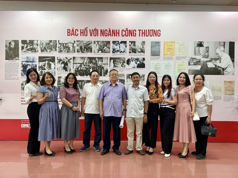 Nhà báo Trần Vệ (thứ 4 từ trái qua) và Nhà báo Hồ Hải Long (thứ 5 từ trái qua) nguyên Tổng Biên tập Báo Đối ngoại Vietnam Economic News chụp ảnh lưu niệm cùng đồng nghiệp tại lễ kỷ niệm Ngày Báo chí cách mạng năm 2025.