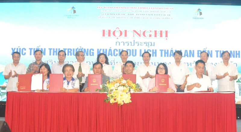 Các doanh nghiệp du lịch tỉnh Thanh Hóa và các doanh nghiệp du lịch Thái Lan ký kết Biên bản ghi nhớ hợp tác du lịch. Ảnh: Nguyễn Đạt