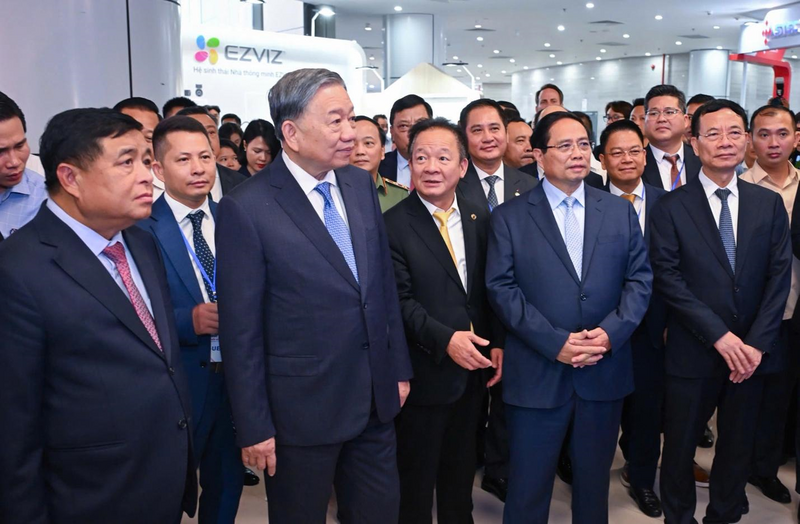 Tổng Bí thư Tô Lâm, Thủ tướng Phạm Minh Chính cùng các lãnh đạo các Bộ, ngành thăm quan gian trưng bày của T&T Group tại sự kiện.