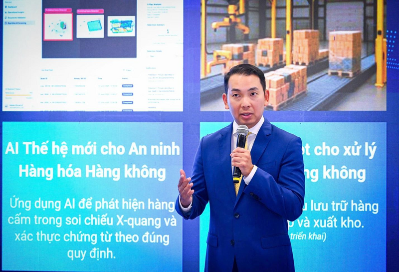 Tiến sĩ Yap Kwong Weng, CEO Việt Nam SuperPort™ trình bày những giải pháp đổi mới sáng tạo tại “siêu cảng” ICD Vĩnh Phúc – Việt Nam SuperPort™