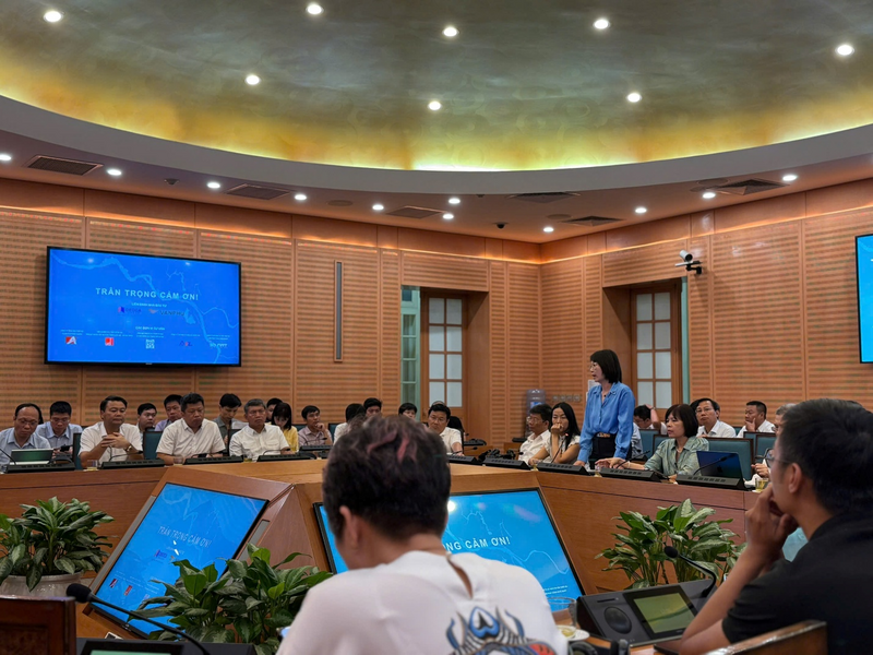 Bà Nguyễn Diệu Tú – Phó Chủ tịch Công ty CP Phát triển Bất động sản Văn Phú đại diện Liên danh báo cáo phương án