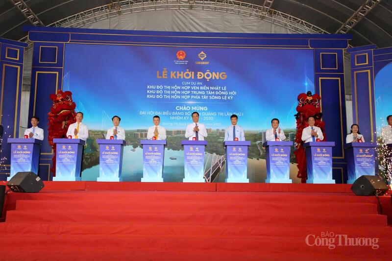 Các đại biểu bấm nút khởi động dự án.
