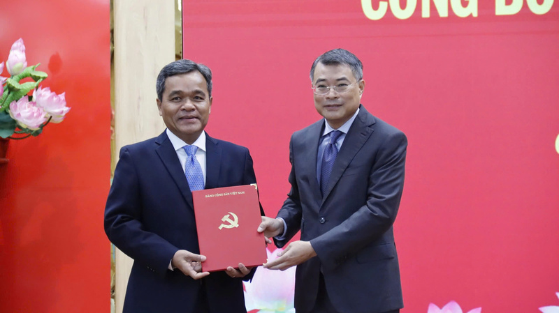 Trưởng Ban Tổ chức Trung ương Lê Minh Hưng trao quyết định của Bộ Chính trị về việc điều động, phân công, chỉ định ông Hồ Văn Niên làm Bí thư Tỉnh ủy Quảng Ngãi nhiệm kỳ 2025-2030. Ảnh: Nguyễn Dương