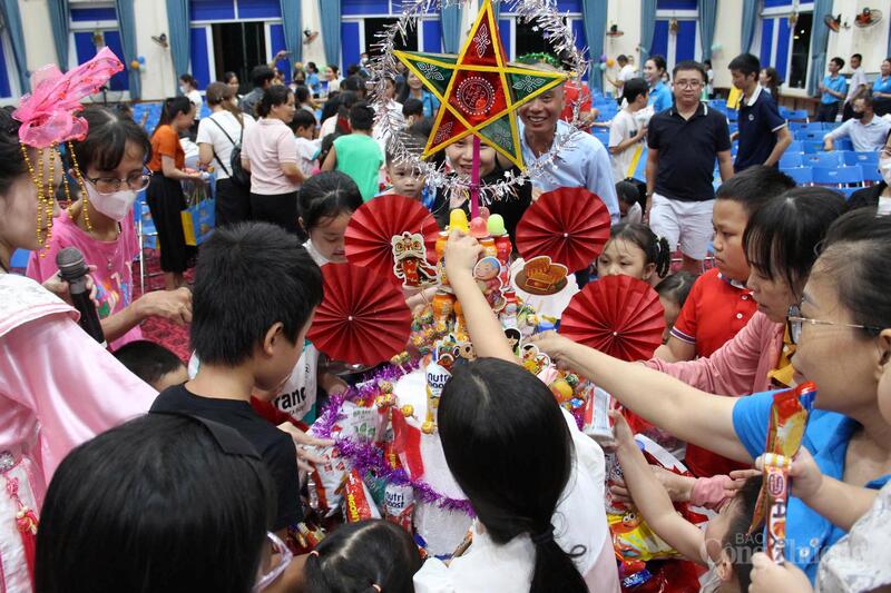 Các em cùng nhau vui phá cỗ Trung thu.