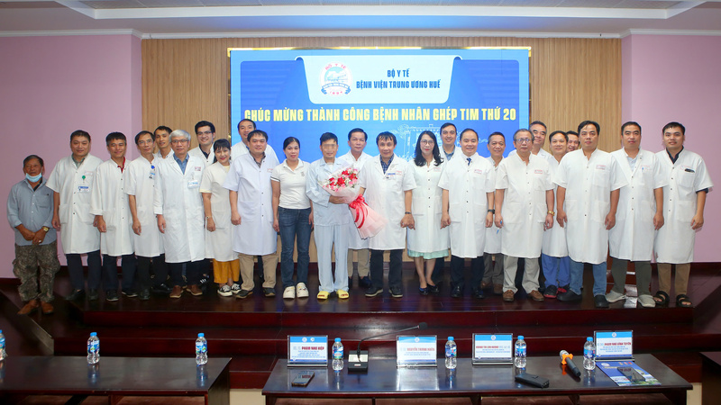 Niềm vui của người thân, tập thể lãnh đạo, bác sĩ Bệnh viên Trung ương Huế trong ngày bệnh nhân xuất viện. Ảnh: Nguyễn Tuấn