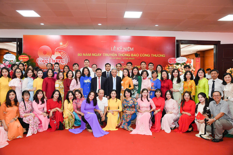 Tập thể cán bộ, công chức, viên chức, người lao động Báo Công Thương tại Lễ kỷ niệm.