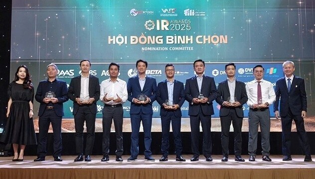 Ban Tổ chức vinh danh các doanh nghiệp niêm yết có hoạt động IR (Investor Relations, quan hệ nhà đầu tư) tốt nhất năm 2025. Ảnh: Minh Khuê.