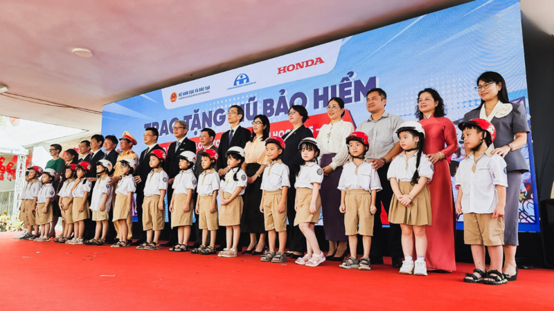 100% học sinh lớp 1 trên toàn quốc sẽ nhận được mũ bảo hiểm đạt chuẩn. Ảnh: P.C