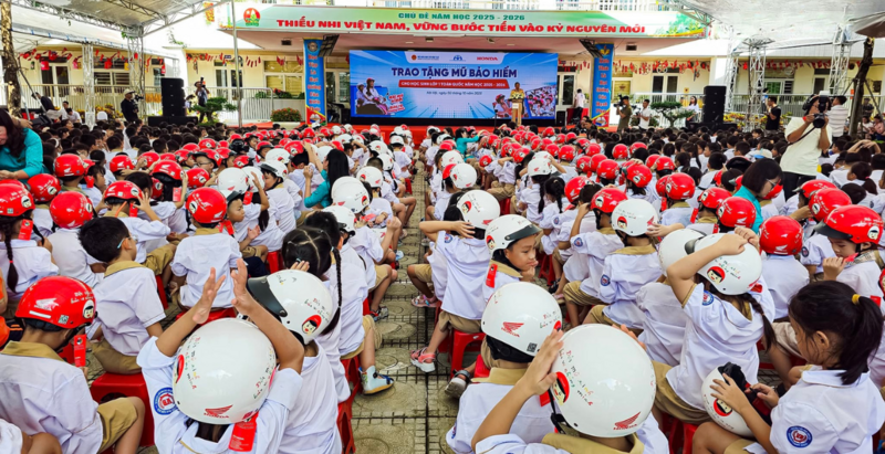 Năm học này có 1,8 triệu mũ bảo hiểm được trao tặng cho học sinh tiểu học trên toàn quốc. Ảnh: P.C