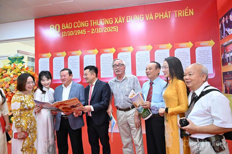 Tổng Biên tập Báo Công Thương Nguyễn Văn Minh trò chuyện cùng các thế hệ lãnh đạo và phóng viên, biên tập viên Báo Công Thương. Ảnh: CT.
