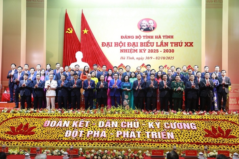Ban Chấp hành Đảng bộ tỉnh Hà Tĩnh khóa XX nhiệm kỳ 2025 - 2030 ra mắt, nhận nhiệm vụ. Ảnh: Thành Sen