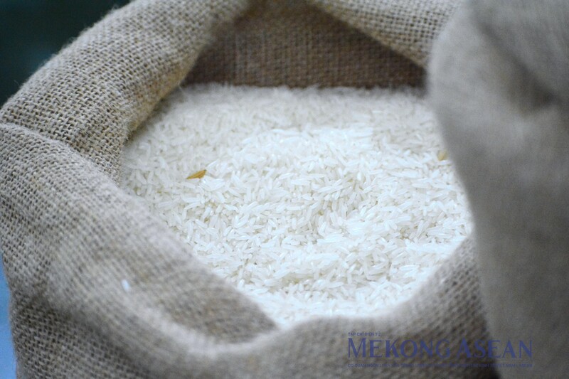 Theo Kế hoạch, Bộ Công Thương chủ trì xây dựng, ban hành Thông tư quy định về hạn ngạch thuế quan nhập khẩu mặt hàng lá thuốc lá khô và gạo có xuất xứ từ Campuchia năm 2025 và năm 2026. Ảnh: Lê Hồng Nhung/Mekong ASEAN