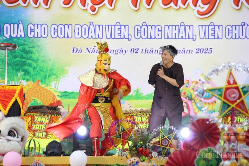 Các tiết mục hoạt náo khuấy động không khí vui tươi tại đêm hội Trăng rằm.